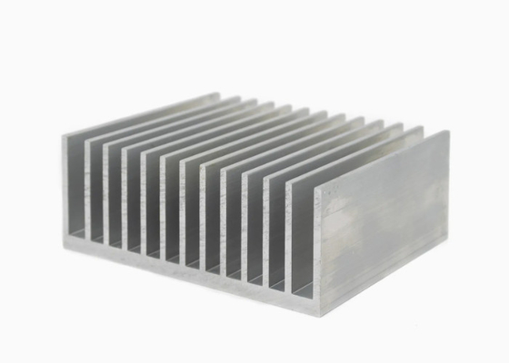 6063 Perfil Ekstrusi Sink Panas Kekuatan Tinggi Aluminium Anodisasi Perak Dengan Mesin CNC
